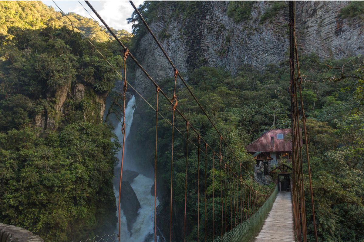 Ponte suspensa com vista para a cascata Pailón del Diablo, em Río Verde, perto de Baños
