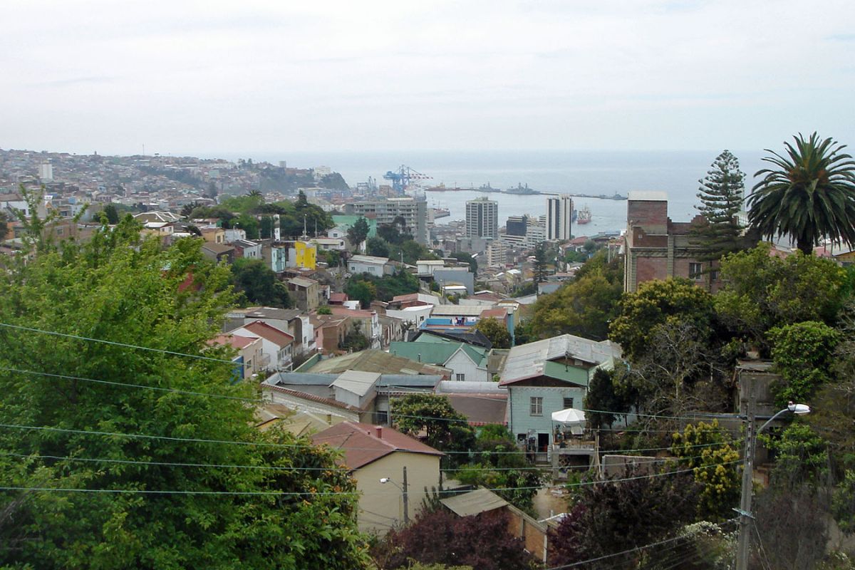 Panorama dos cerros ocupados por casas e do porto de Valparaíso, no Chile