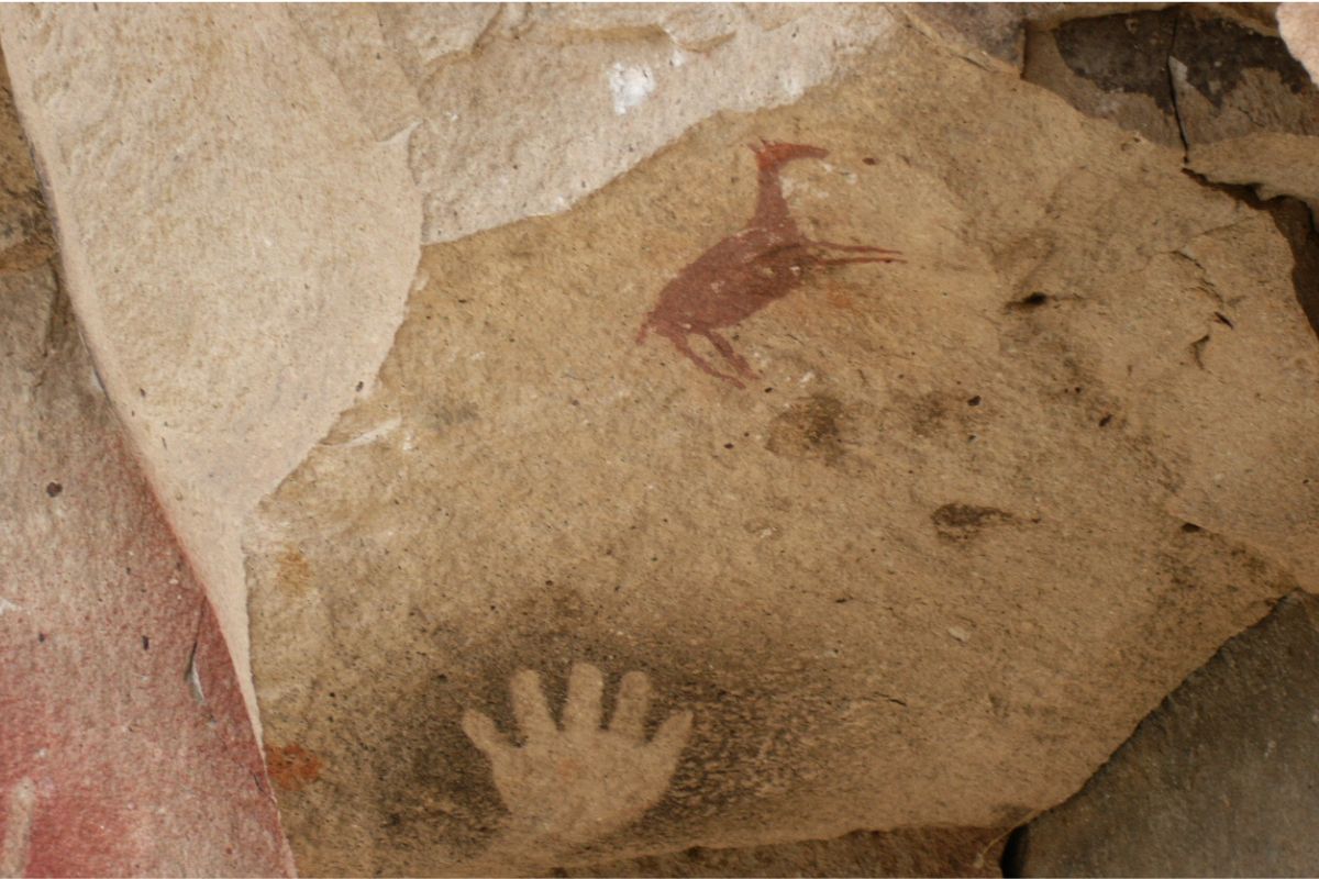 Pintura rupestre de uma mão e um guanaco na Cueva de las Manos, em Santa Cruz