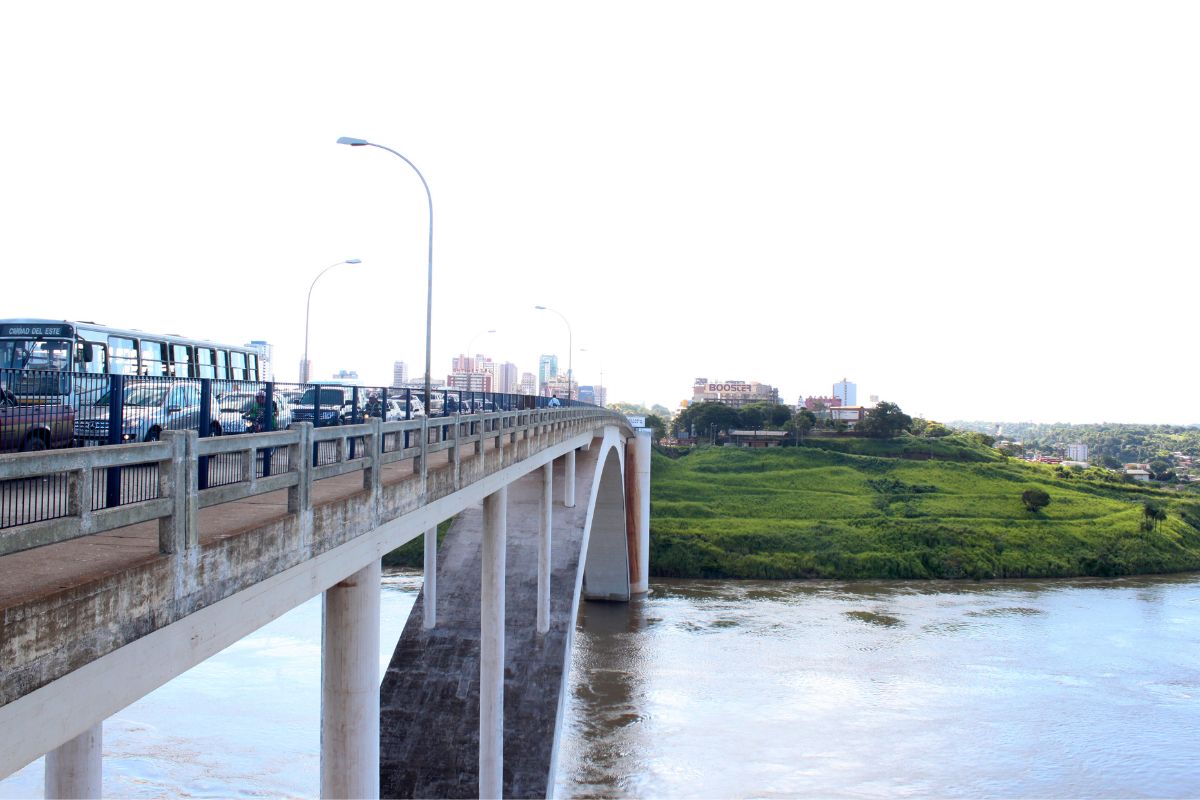 Ponte da Amizade sobre o rio Paraná entre Brasil e Paraguai