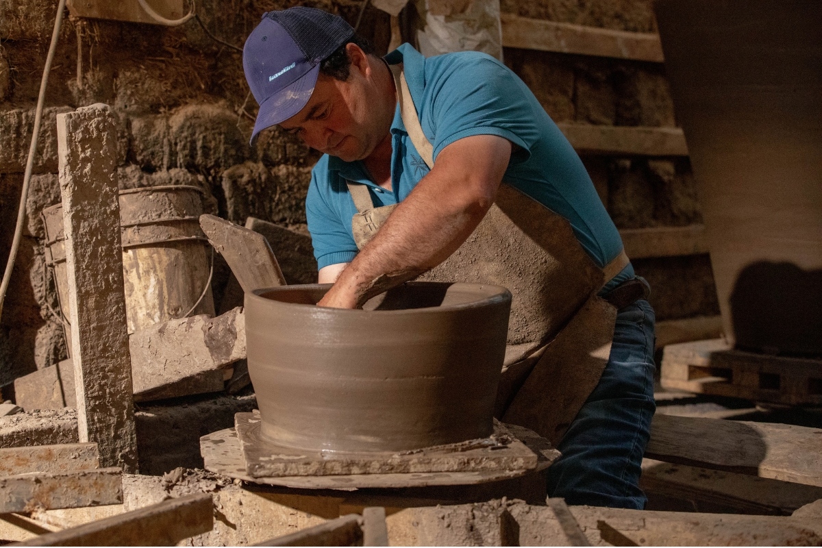Artesão moldando uma ânfora de argila para o projeto Amphoir da Viña VIK