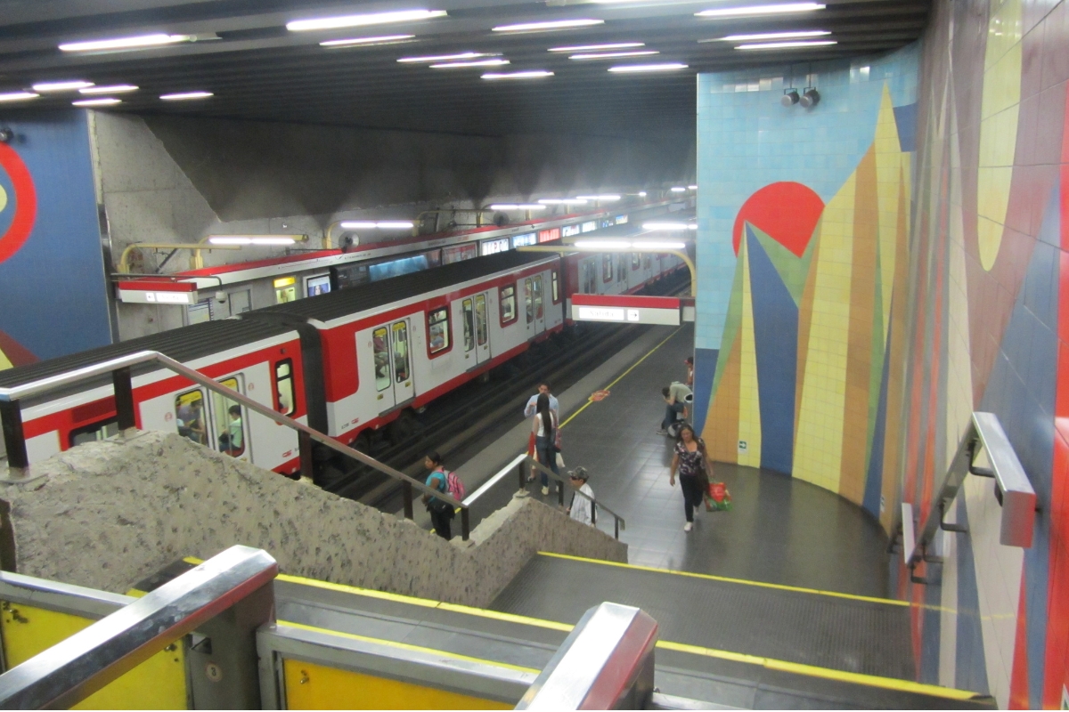 Plataforma da estação Los Leones do metrô de Santiago
