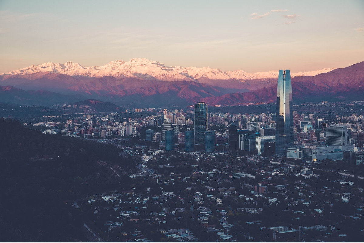 Vista do skyline de Santiago com a Cordilheira dos Andes