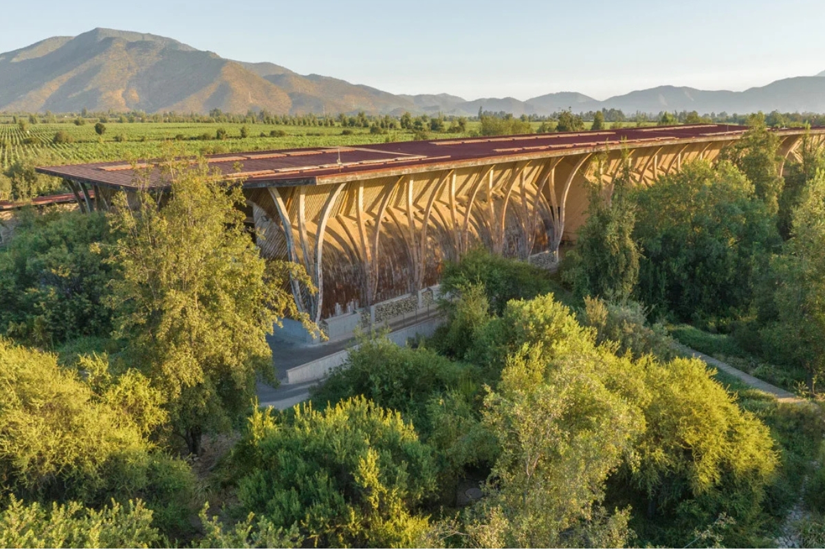 Construção de madeira da bodega da Viña Pérez Cruz projetada por José Cruz Ovalle