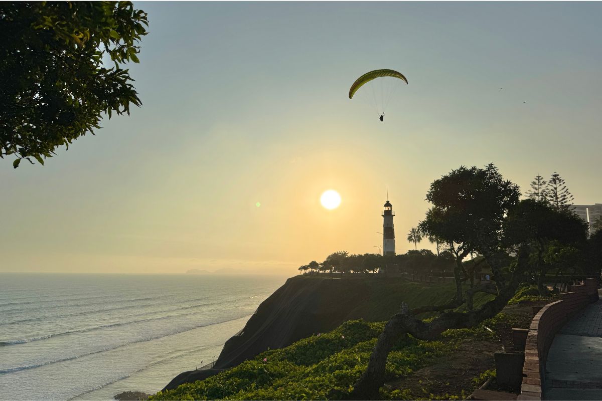 Parapentes sobrevoam a costa e os edifícios do distrito de Miraflores, em Lima, Peru.