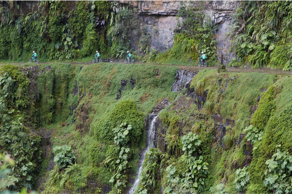 Ciclistas de mountain bike percorrem a Estrada dos Yungas, em uma região montanhosa da Bolívia.