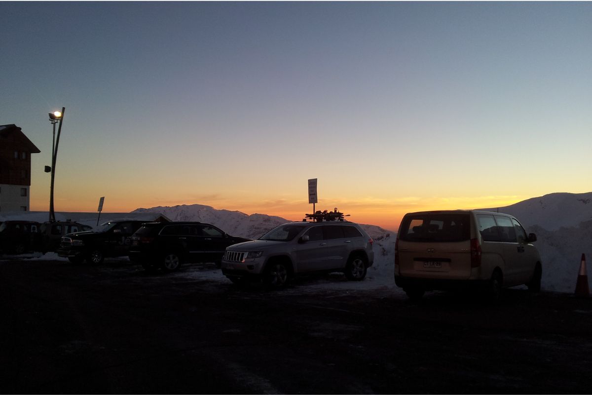Centro de esqui Valle Nevado cercado por montanhas nevadas nos Andes chilenos.