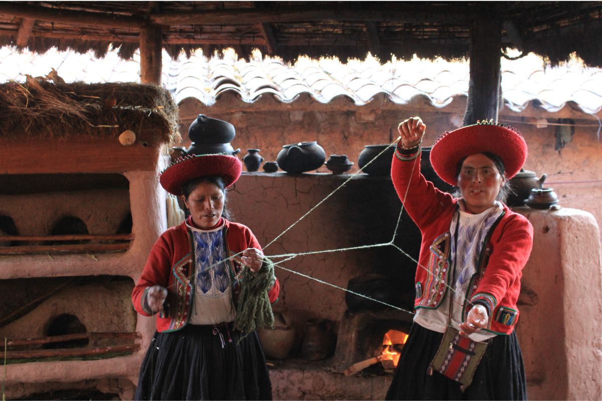 Tecelãs de Chinchero demonstrando técnicas tradicionais de produção têxtil a visitantes