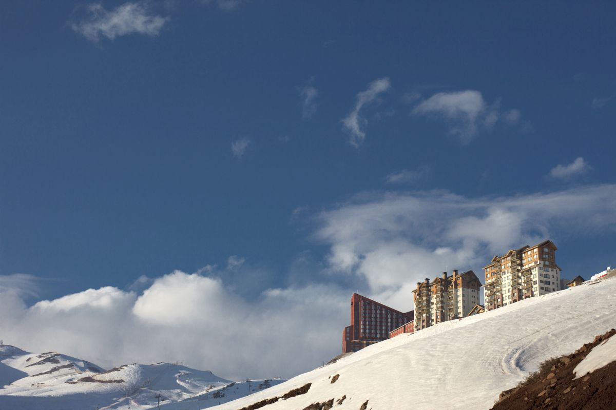 Edifícios e encostas cobertas de neve em Valle Nevado, no Chile