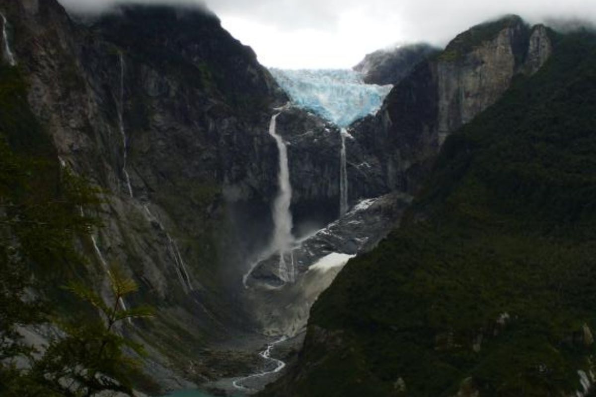 Ventisquero Colgante e cascata no Parque Nacional Queulat
