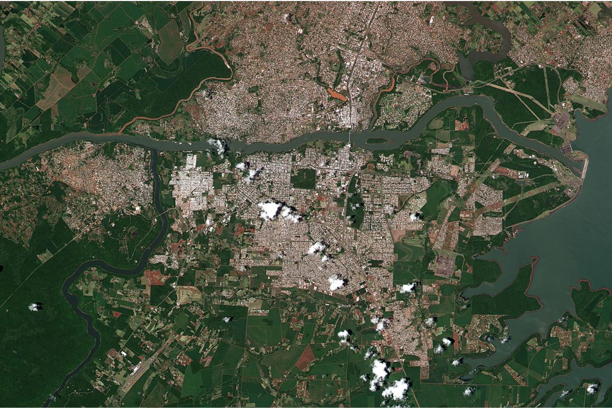 Vista de satélite de Foz do Iguaçu, Ciudad del Este e Puerto Iguazú na Tríplice Fronteira