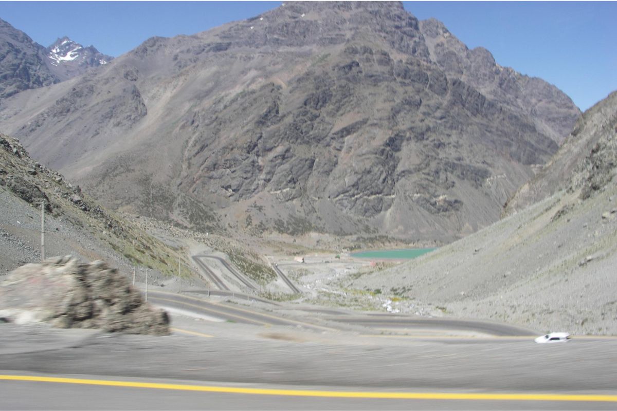 Estrada andina vista durante viagem de ônibus entre Santiago e Mendoza
