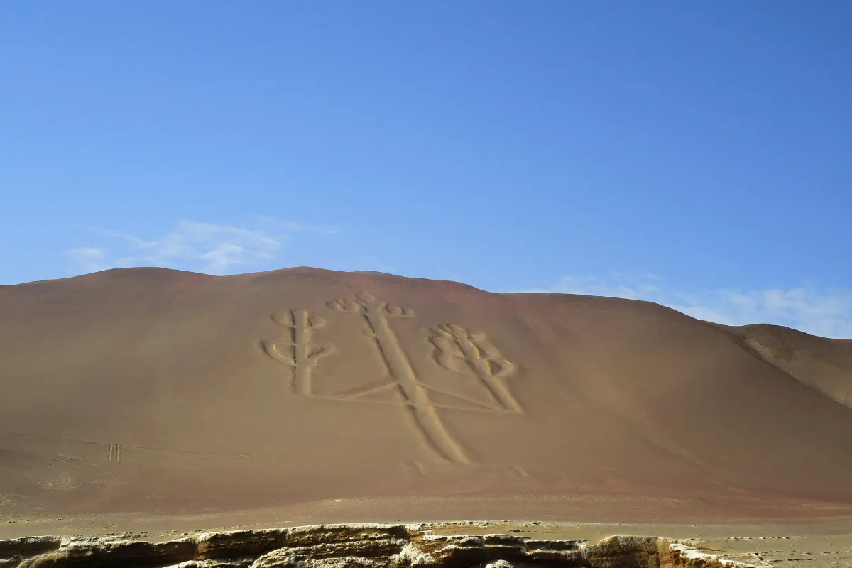 Candelabro de Paracas na encosta desértica da Península de Paracas