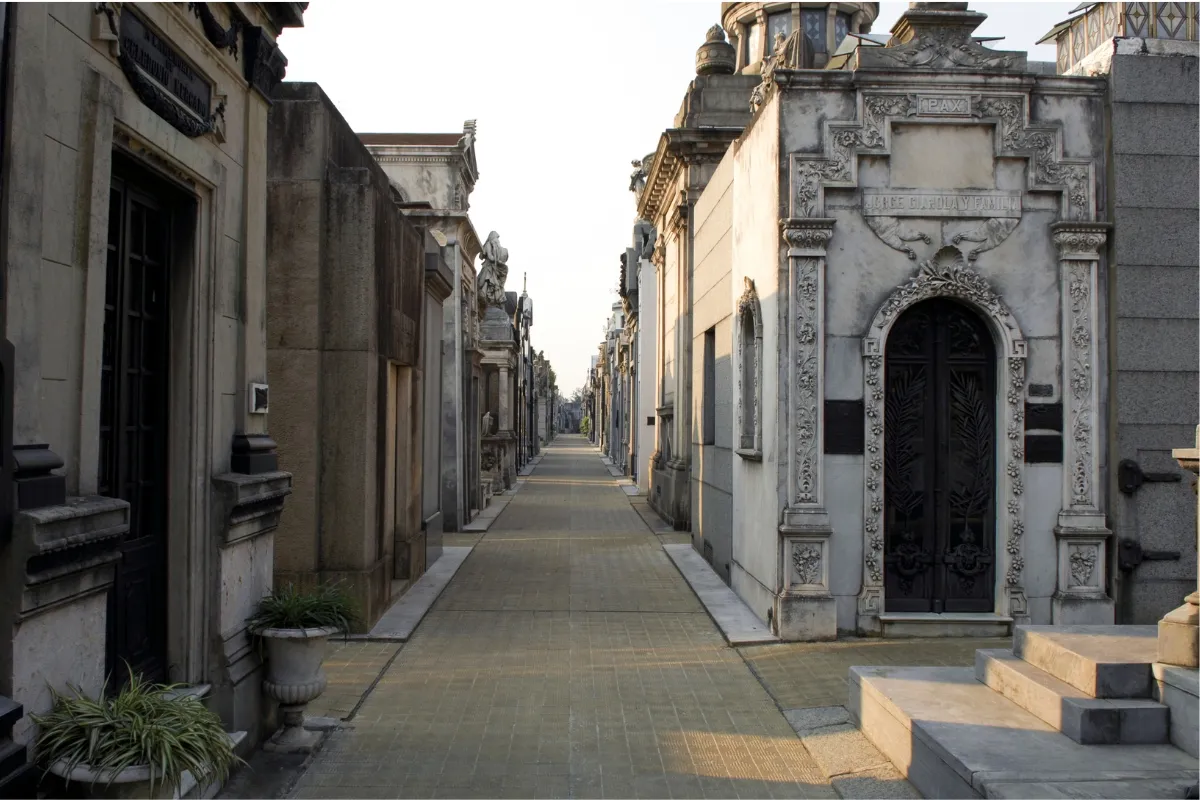 Cemitério da Recoleta: o que ver, história e como visitar Mausoléus e esculturas no Cementerio de la Recoleta em Buenos Aires