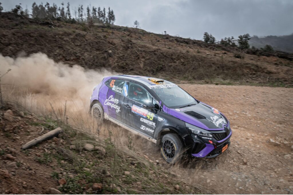 Carro número 45 de Ignacio Gardiol e Rubén García percorrendo trecho de cascalho no Rally Chile Biobío.