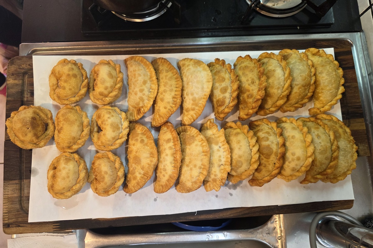 Empanadas argentinas fritas com diferentes tipos de fechamento ou repulgue