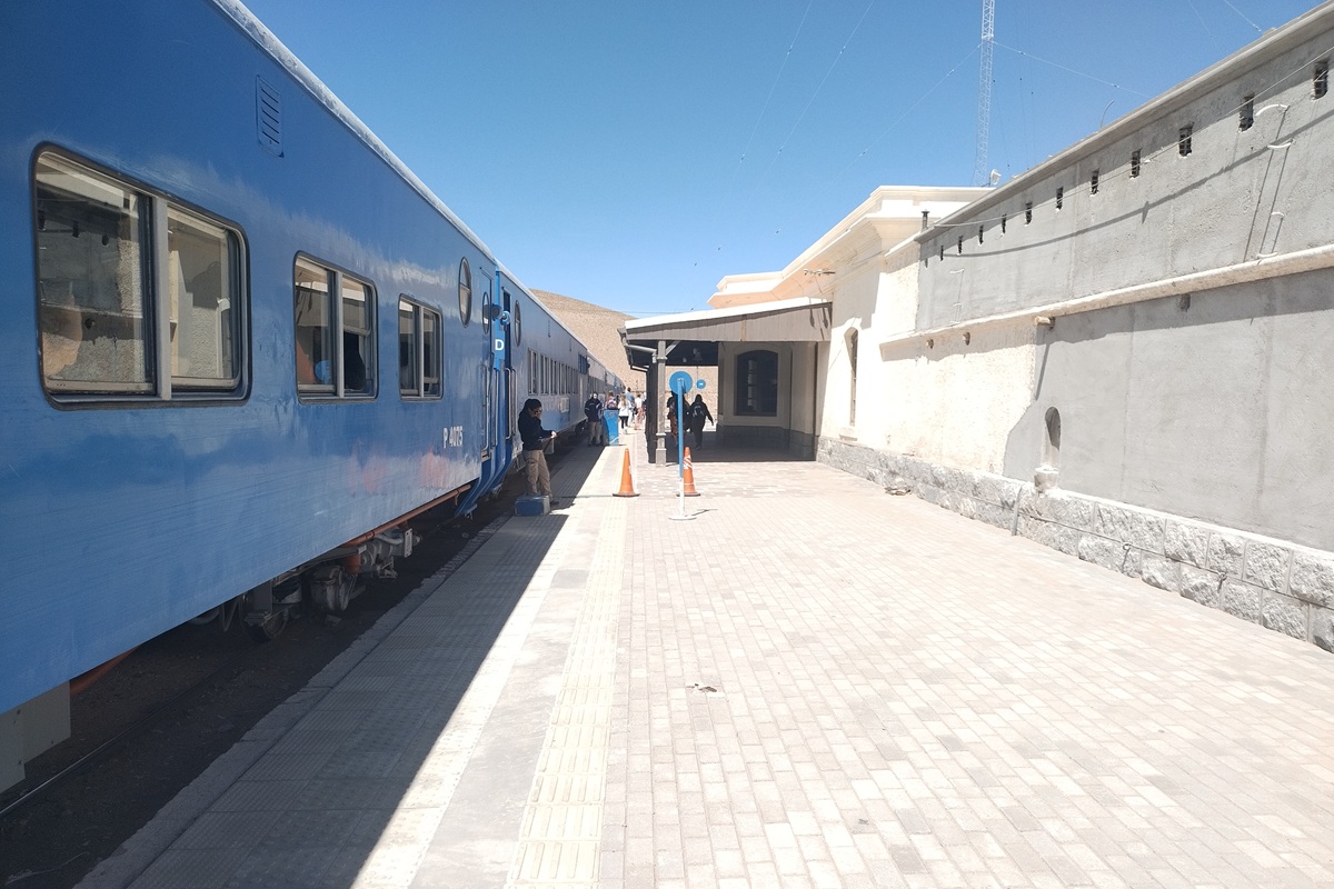 Plataforma da Estação de San Antonio de los Cobres com o Trem das Nuvens na província de Salta