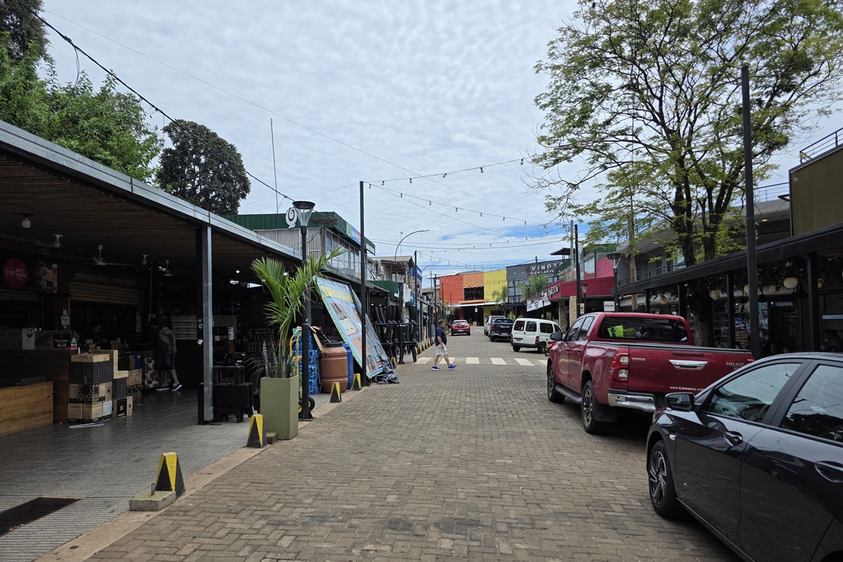 Feirinha de Puerto Iguazú na Avenida Brasil, com lojas e restaurantes dos dois lados da rua