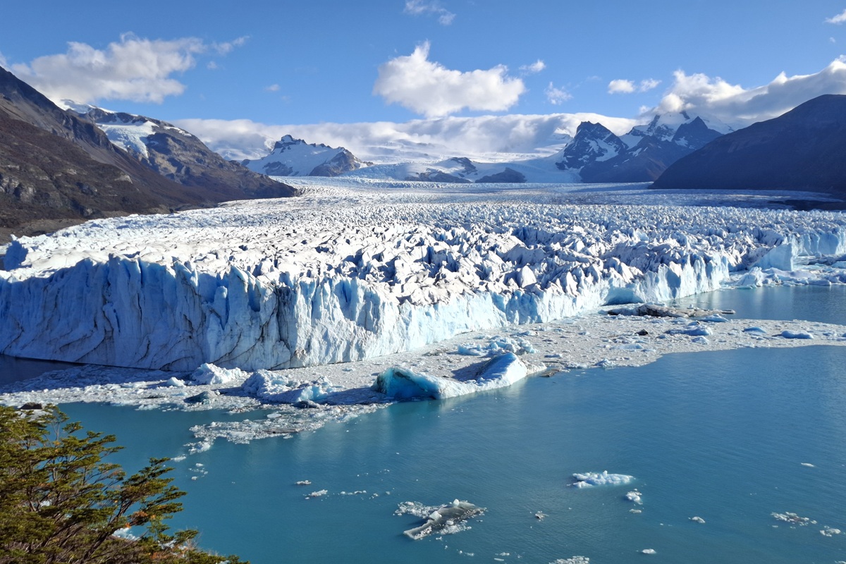 Vista panorâmica do Glaciar Perito Moreno a partir das passarelas no Parque Nacional Los Glaciares