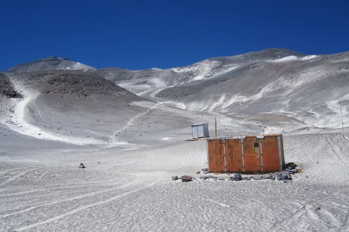 Ojos del Salado visto no trajeto em direção ao Refúgio Tejos, no Chile.