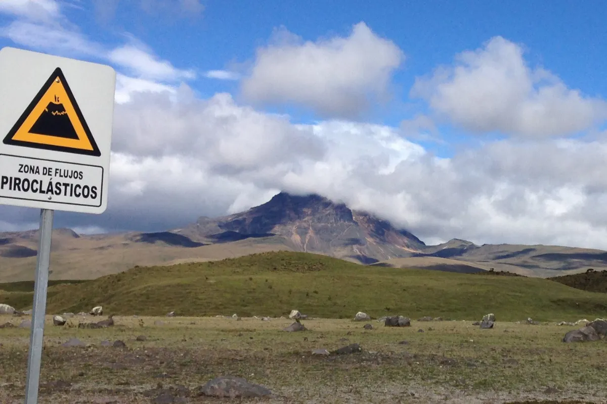 Cotopaxi no Equador: como visitar, o que fazer e cuidados com a altitude Placa de advertência sobre atividade vulcânica no Parque Nacional Cotopaxi
