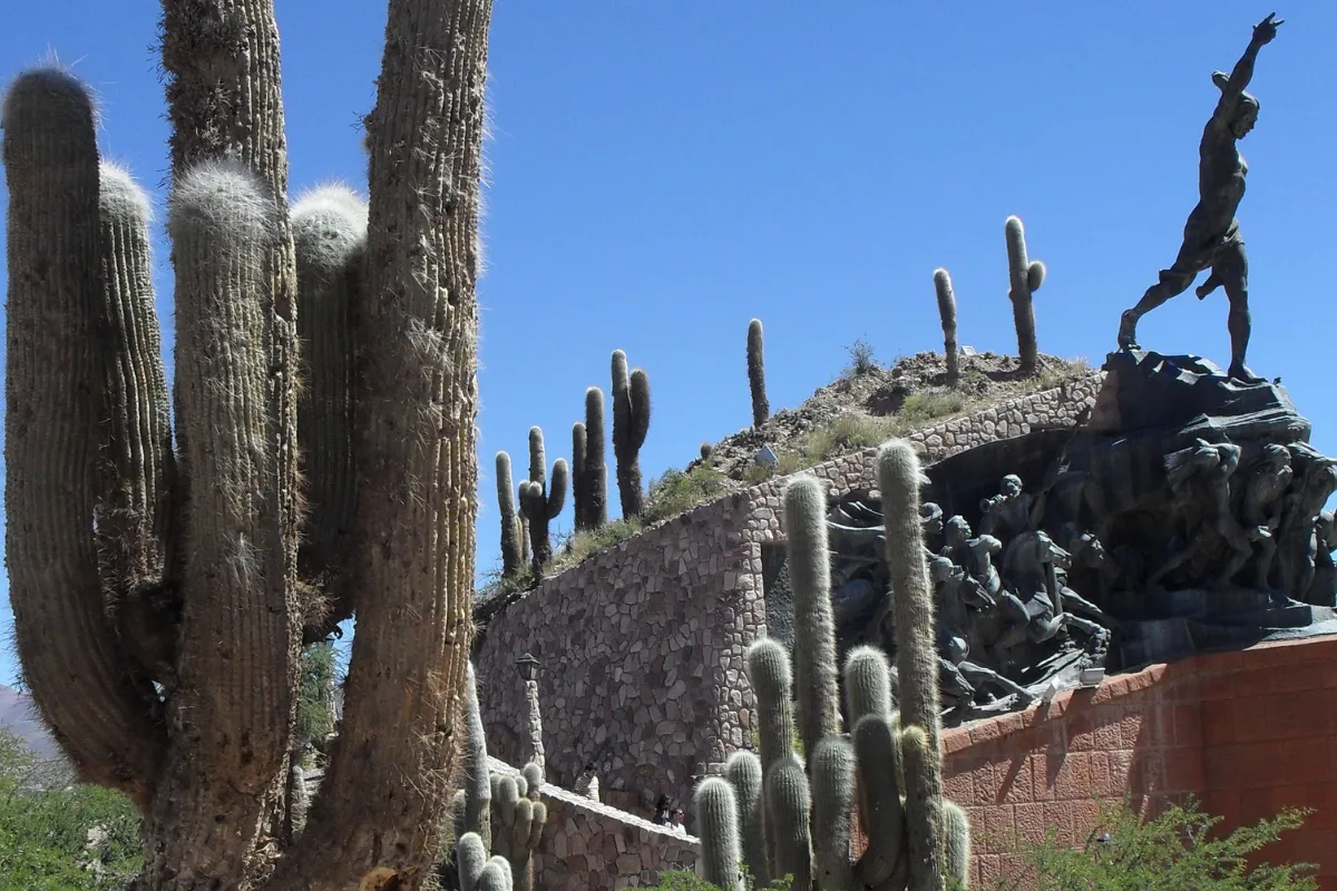 Cardón diante do Monumento aos Heróis da Independência, em Humahuaca