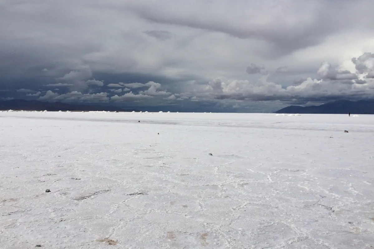 Salinas Grandes: como visitar o salar entre Jujuy e Salta na Argentina Paisagem das Salinas Grandes em Jujuy com superfície branca de sal