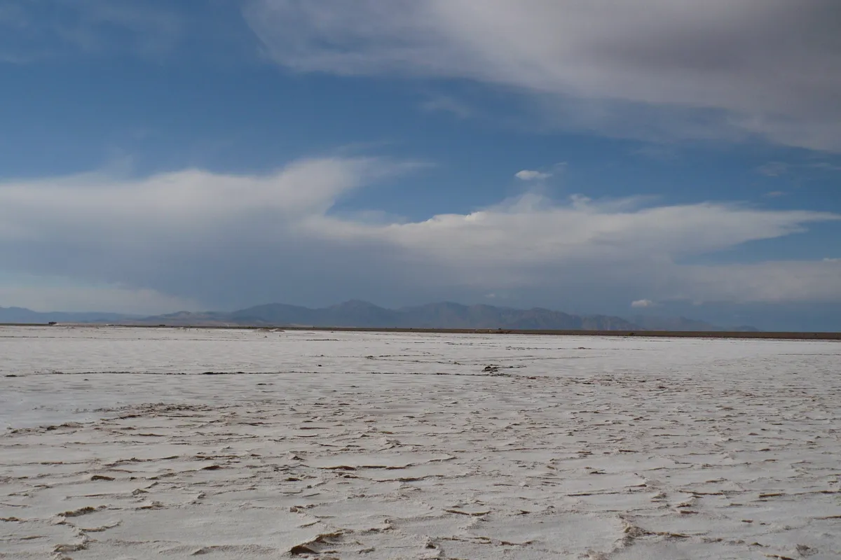 Salinas Grandes: como visitar o salar entre Jujuy e Salta na Argentina Extensão branca das Salinas Grandes sob céu azul na Puna argentina