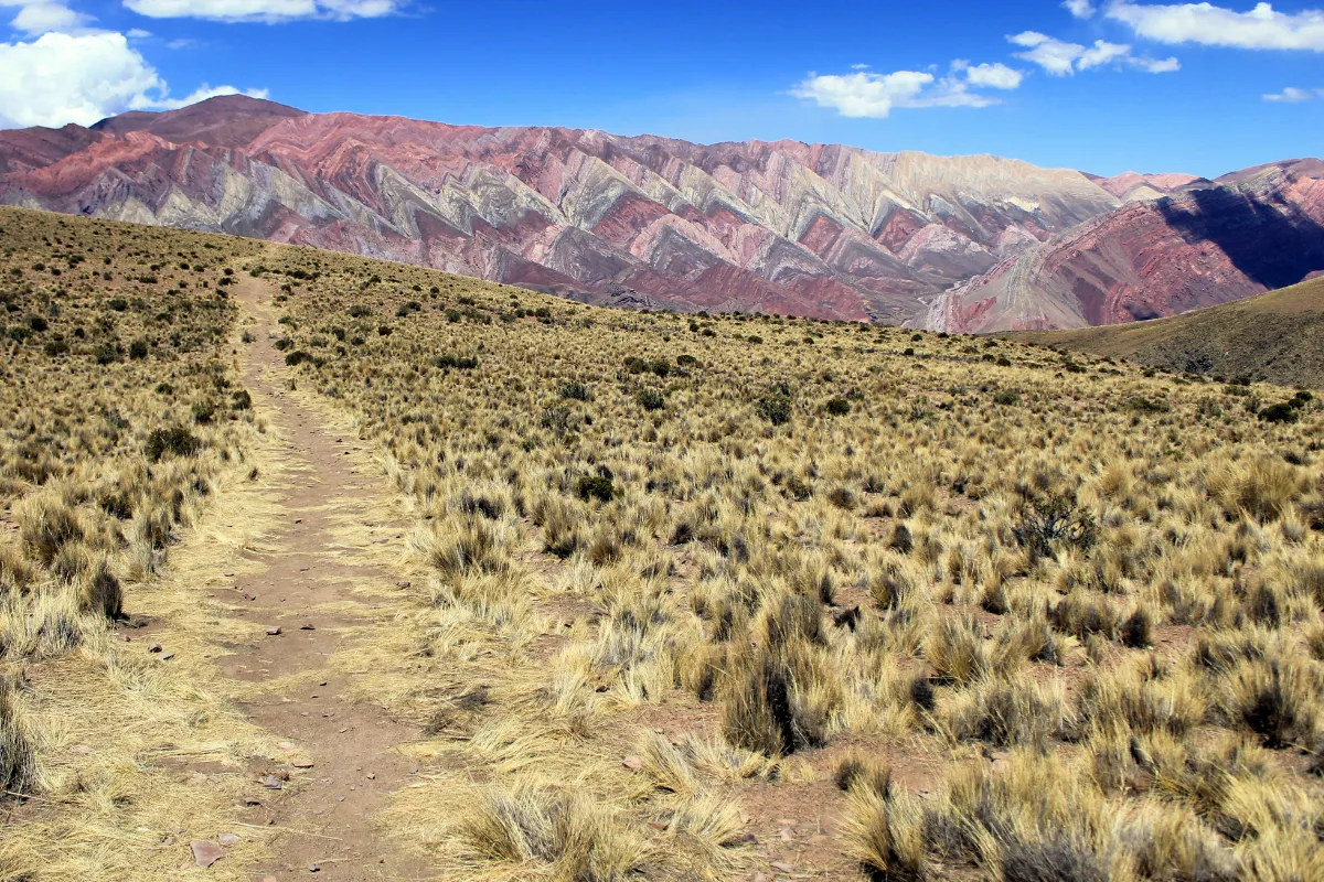 Estrada de terra e montanha no caminho de Humahuaca para a Serranía de Hornocal