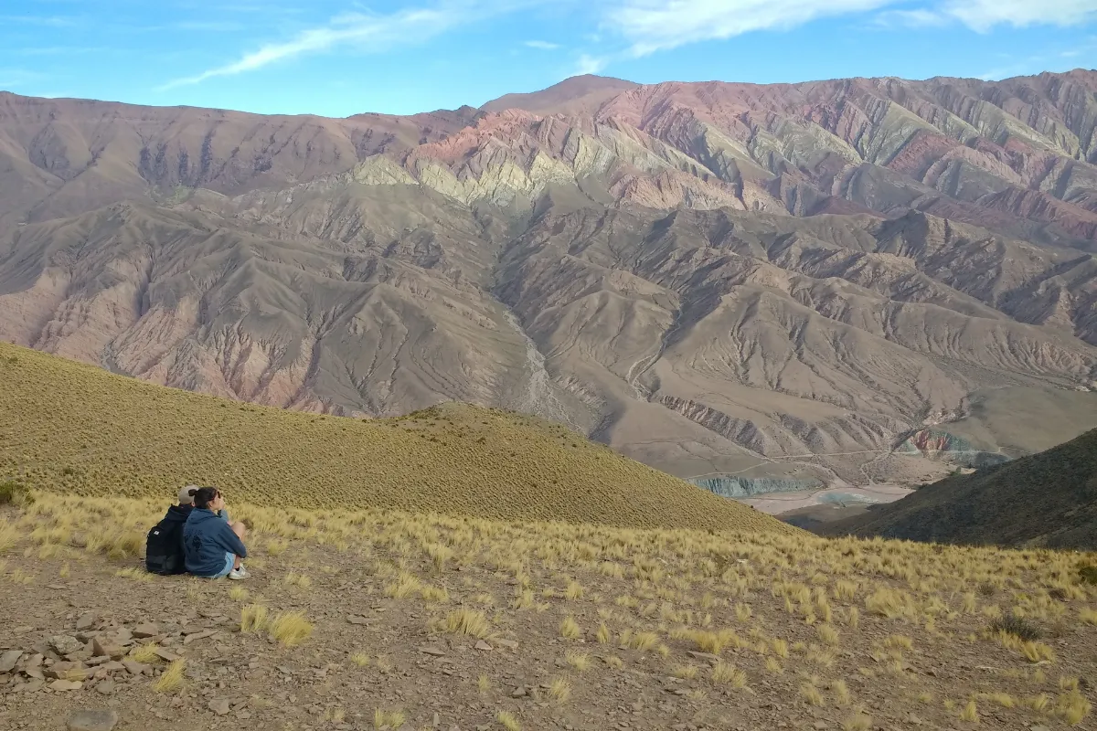 Visitantes observando a Serranía de Hornocal a partir do mirante