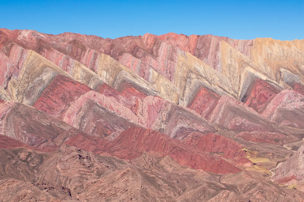 Detalhe das camadas coloridas e das dobras da Serranía de Hornocal