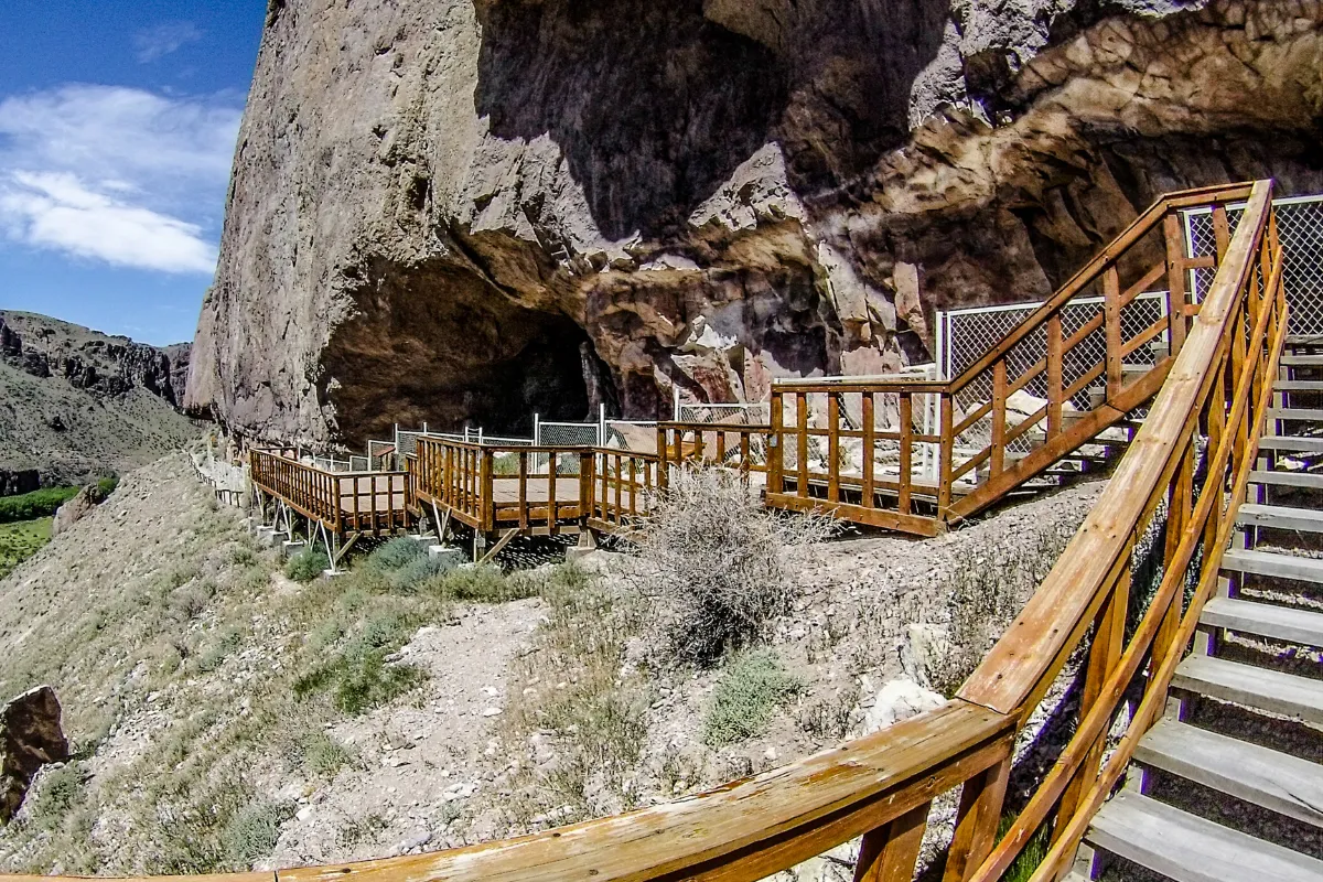 Passarela e escadas do circuito de visita da Cueva de las Manos