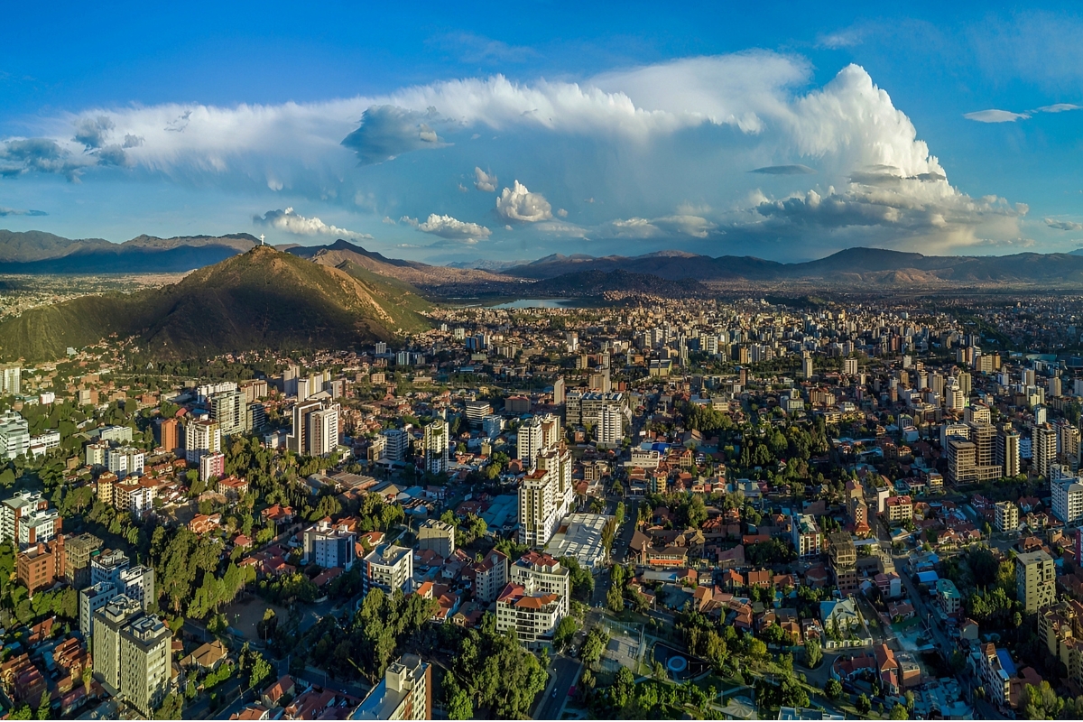 Vista panorâmica de Cochabamba, cidade boliviana cercada por montanhas