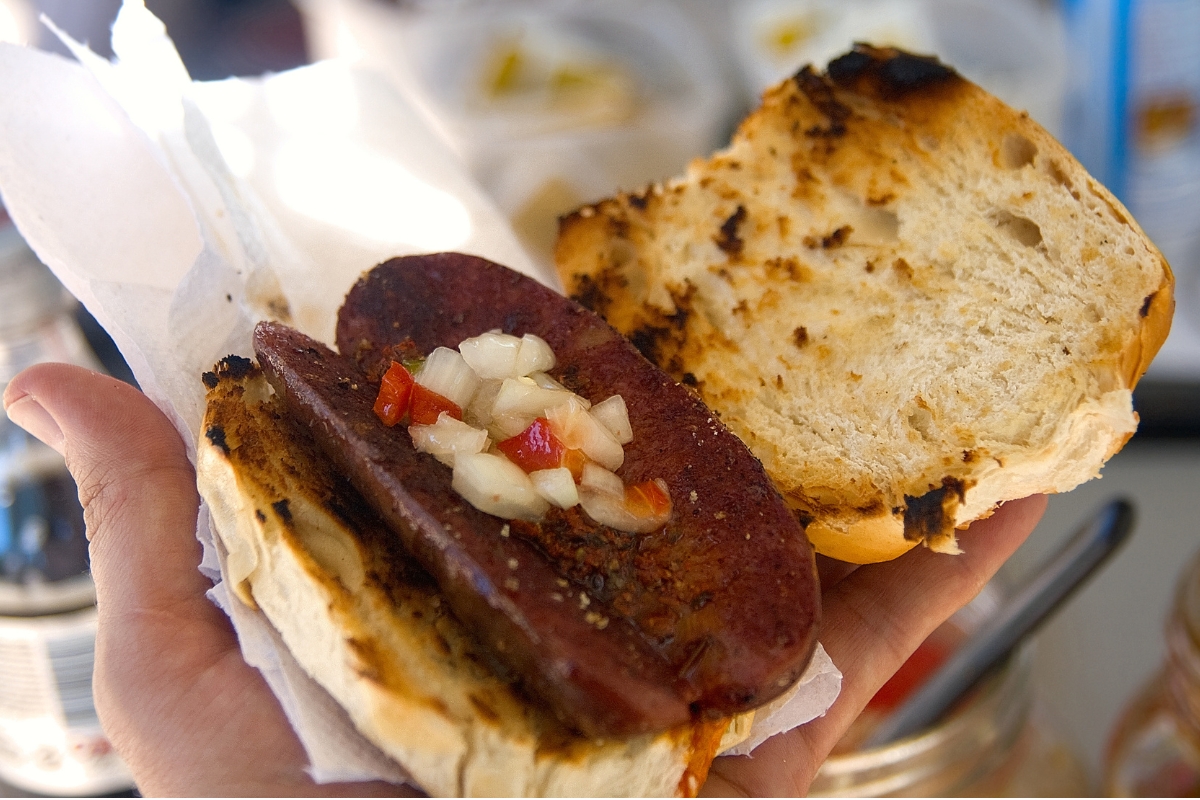 Choripán com chorizo aberto no corte mariposa e acompanhamentos