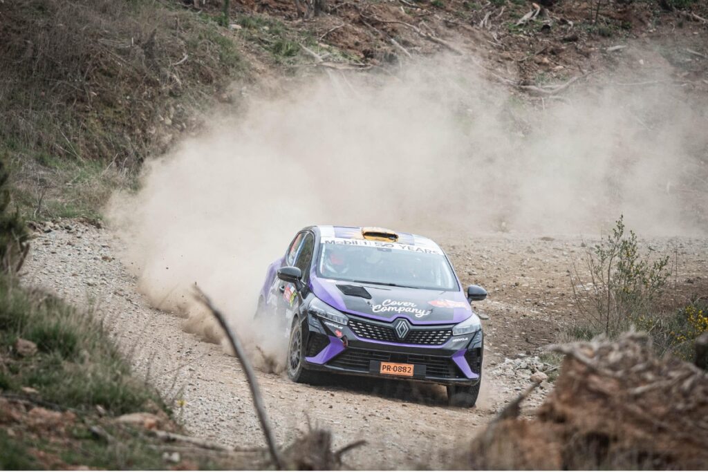 Rally Chile Biobío: como assistir, onde ficar e como planejar? Carro número 45 em alta velocidade por estrada de terra durante prova de rali em Concepción, no Chile.