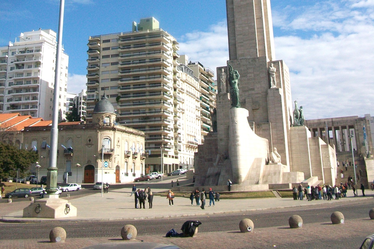 Monumento Nacional à Bandeira, com torre e esculturas em Rosario, Argentina.