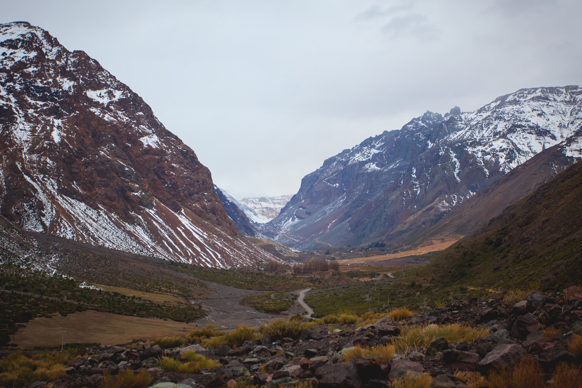 Paisagem de alta montanha no Monumento Natural El Morado, em San José de Maipo, Chile.