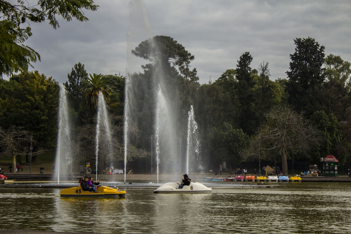 Área verde do Parque da Independência, em Rosario, Argentina.