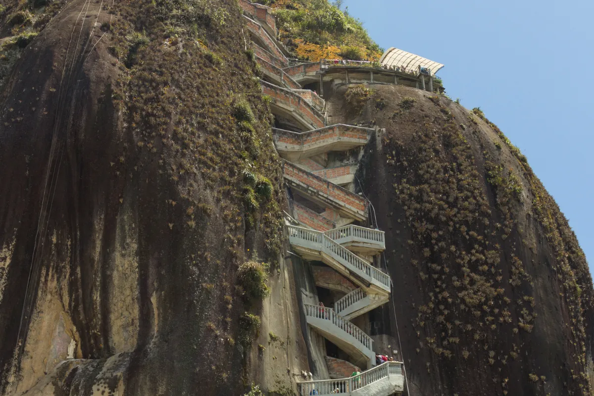 Escadaria em zigue-zague na lateral da Piedra del Peñol, em Guatapé, Colômbia.