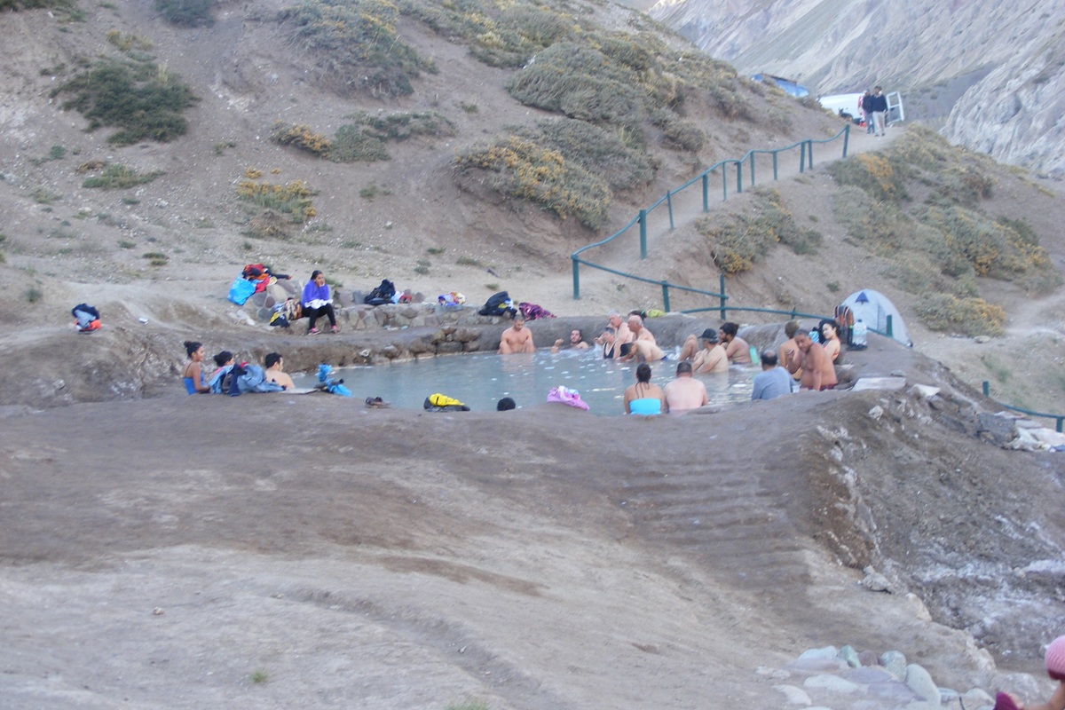 Piscinas termais em terraços nas Termas Valle de Colina, no Cajón del Maipo, cercadas por montanhas dos Andes