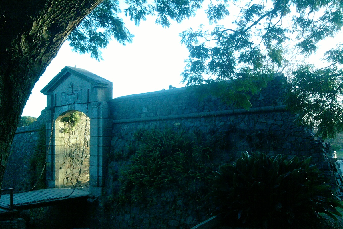 Portón de Campo, muralhas e ponte sobre o fosso no Barrio Histórico de Colonia del Sacramento, Uruguai