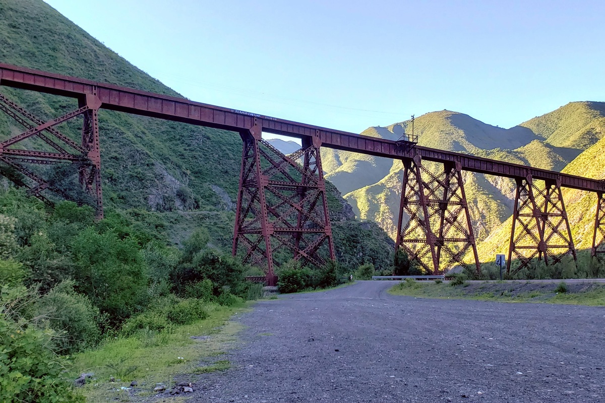 Quebrada del Toro com o Viaduto El Toro entre montanhas áridas de Salta, na Argentina