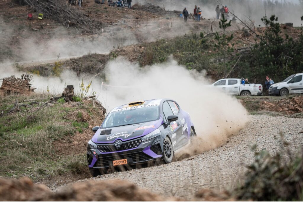 Rally Chile Biobío: como assistir, onde ficar e como planejar? Carro número 45 do Rally Mobil avançando por estrada de cascalho com nuvem de poeira ao fundo.
