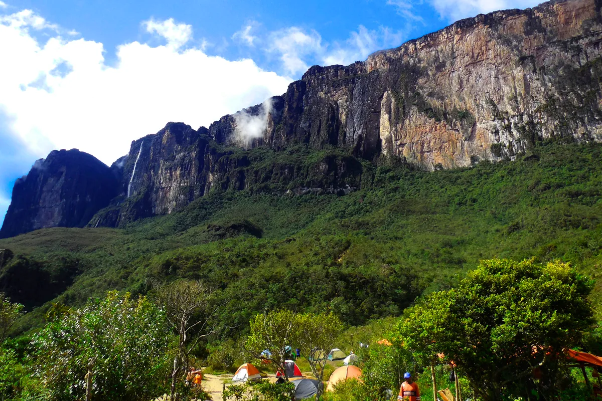 Rampa natural de acesso ao topo do Monte Roraima Rampa natural de acesso ao topo do Monte Roraima entre paredões rochosos e vegetação
