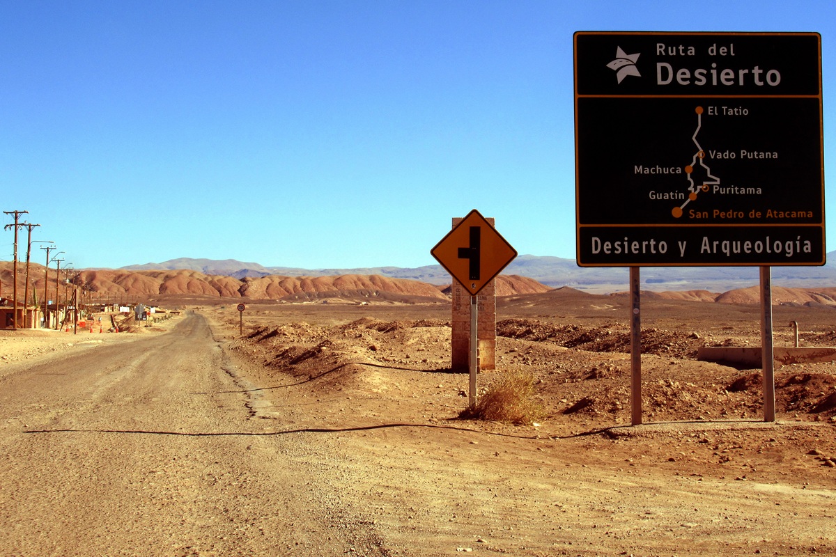 Placa da Ruta del Desierto na saída de San Pedro de Atacama, indicando El Tatio, Machuca, Vado Putana, Guatín e Puritama.
