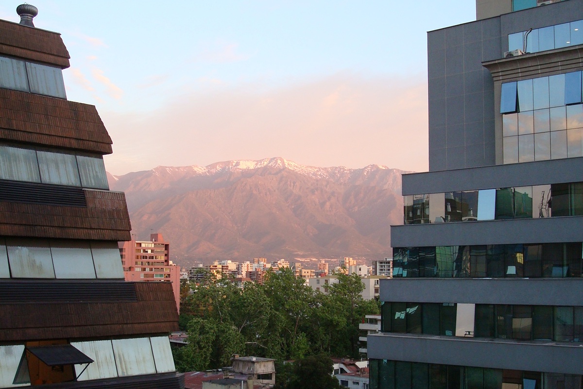 Smog sobre Santiago do Chile Camada de smog sobre a área urbana de Santiago do Chile, com a Cordilheira ao fundo.