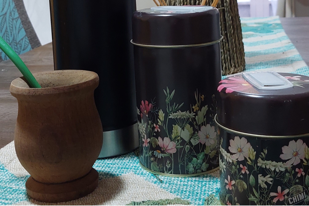 Cuia, garrafa térmica e recipientes de erva em conjunto de mate argentino