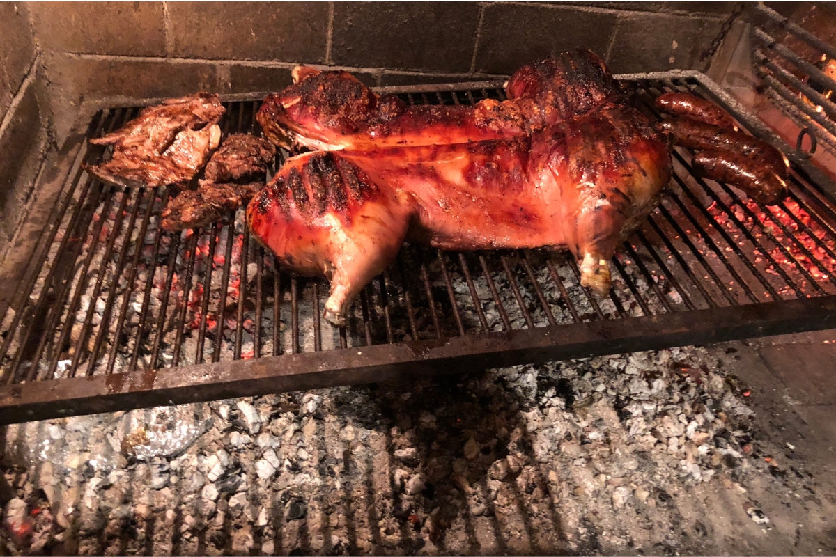 Carnes e embutidos assando sobre uma parrilla em Montevidéu.