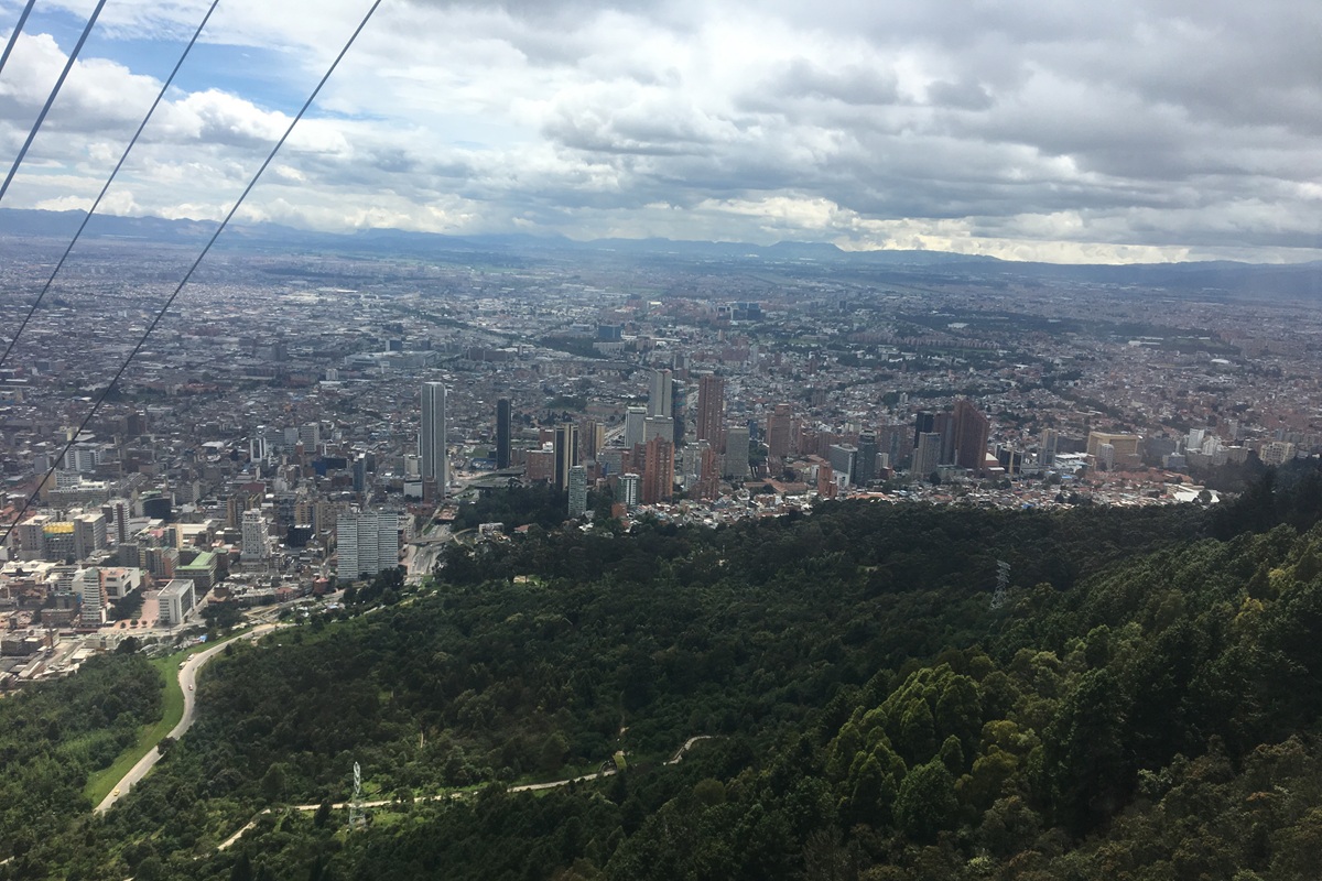 Vista panorâmica de Bogotá observada do Cerro de Monserrate, com área urbana e montanhas ao fundo