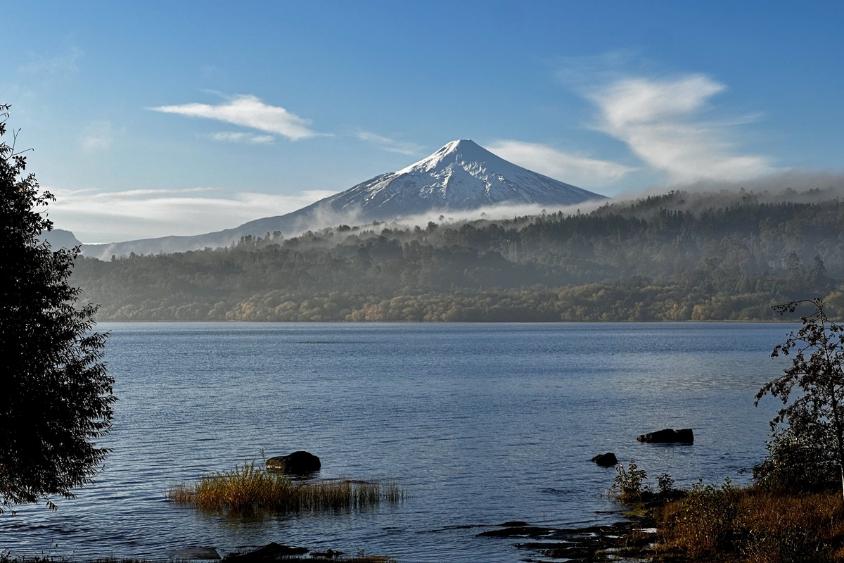 Vulcão Villarrica com neve visto da margem do lago Villarrica, no sul do Chile.